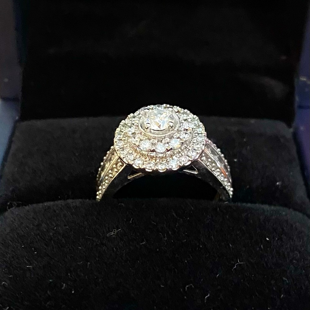 10k white gold, diamond ring. Size 7, 1.26 cwt
Stunning! SIZE 7 - Picture 1 of 9